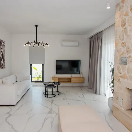 Luz Blanca Villa *